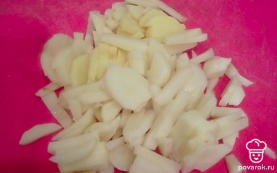 Также нарезать картофель брусочками и запустить в бульон к другим овощам. 