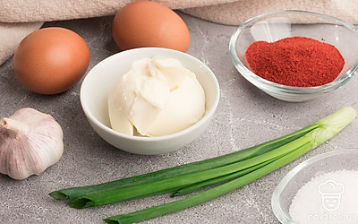 Отмерьте необходимое количество сыра и паприки. Лук помойте и обсушите. Чеснок очистите. Яйца отварите.