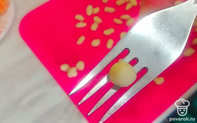 Как овощи будут готовы, из теста сделать завитки. В моем случае тесто заварное на кипятке, можно делать из теста, приготовленного как на пельмени. На вилку положить шарик из теста. 