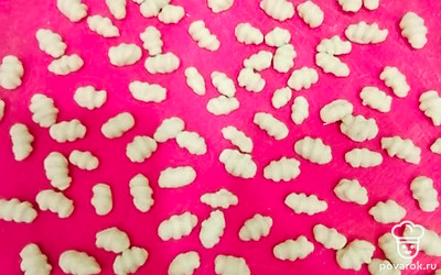 Завитки опустить в бульон с овощами, добавить лавровый лист и любимые специи. Варить минуты три. 