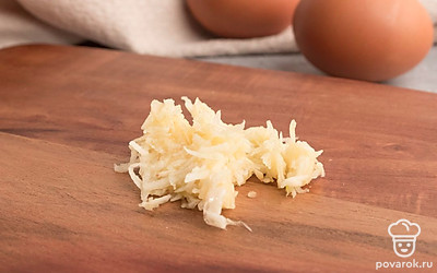 Чеснок натрите на терке или пропустите через пресс. Желток натрите на терке. Зеленый лук мелко порежьте.