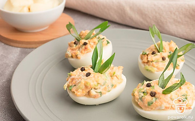 Получившуюся смесь переложите в половинки белка.