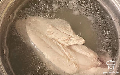 Отварить курицу.