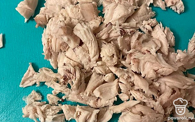 Вылить бульон, налить новый бульон, достать курицу и нарезать кусочками.