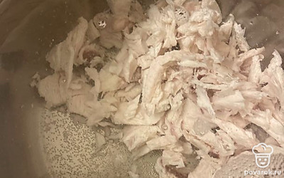 Добавить в бульон курицу.