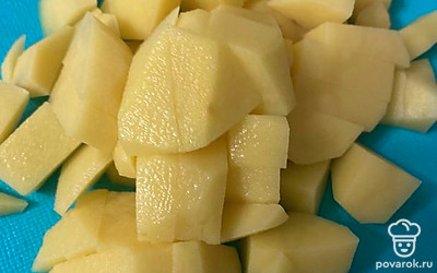 Подождать 15 минут, довести до кипения. Нарезать картофель кубиками.