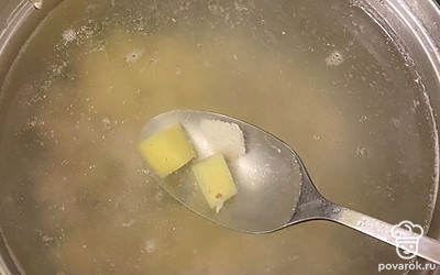 Добавить картофель в бульон. 