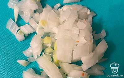 Варить бульон с картошкой 10 минут, после чего нарезать лук мелко.