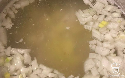 Добавить лук в бульон.