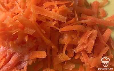 Натереть на тёрке морковку.