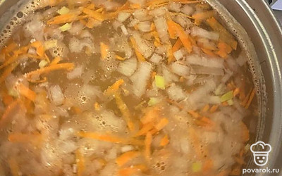 Добавить в бульон и варить все вместе 10-15 минут.