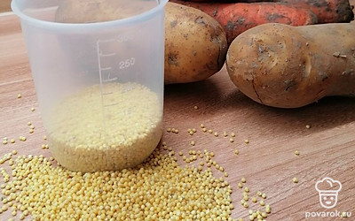 Подготовьте все ингредиенты, пока на плите закипает вода (2,5-3 л). 