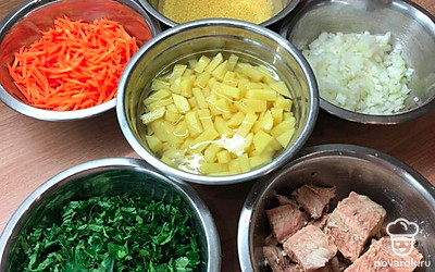 Почистите овощи. Измельчите морковь и лук. Удалите кости из консервов. Сок от горбуши не выливайте. 