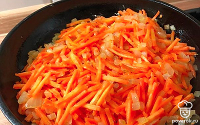 Обжарьте лук и морковь с 1 столовой ложкой растительного масла. 
