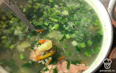 Добавьте обжареную морковь с луком и горбушу. Доведите до кипения и далее варите на слабом огне 15 минут. Суп готов. 