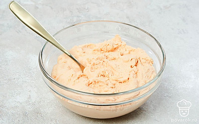 Сделайте тесто. Для этого в миске соедините кукурузную муку, теплую воду, растительное масло и соль. Замесите тесто.