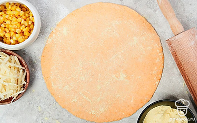 Раскатайте лепешки. Рабочую поверхность присыпьте мукой и оторвите немного теста. Раскатайте в тонкую лепешку толщиной 0,5 сантиметров. Таким образом сформируйте все лепешки.