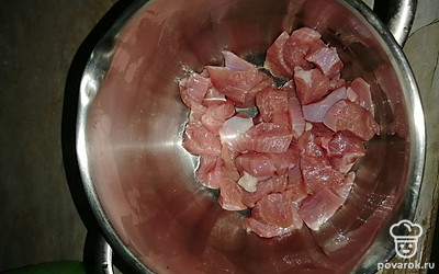 Нарезаем кубиками филе индейки, заливаем водой и ставим на средний огонь.