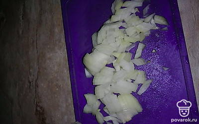 Чистим и нарезаем лук, добавляем в кастрюлю.