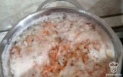 Чистим морковь и натираем на крупной тёрке, добавляем в кастрюлю. Ставим на медленный огонь и постепенно снимаем пенку. Чистим картофель, нарезаем, добавляем в кострюлю. Даём провариться примерно минут 40.