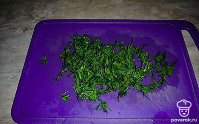 Нарезаем зелень. Добавляем в кострюлю. Солим, перчим суп по вкусу и накрываем крышкой. За 5 минут до готовности добавляем немного лапши и накрываем крышкой. 