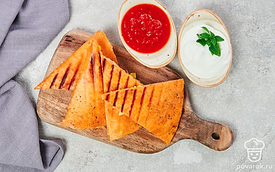 Аппетитные тортильи с кукурузой подайте с любимыми соусами.