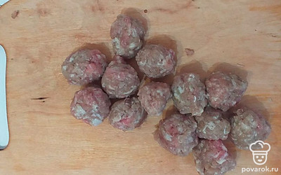 Из фарша сформировать фрикадельки.