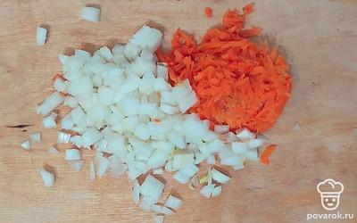 Морковь, лук почистить. Морковь натереть на крупной тёрке, лук порезать кубиками.