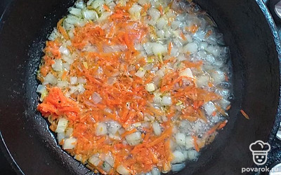 На разогретую, смазанную маслом сковороду выложить лук и морковь. Обжарить, затем добавить бульон и тушить овощи 10 минут.