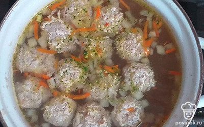 Поджарку из овощей заложить к мясному бульону.