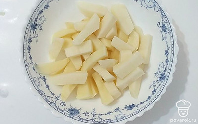 Картошку почистить, нарезать брусочками. Заложить картофель к бульону, варить 10 минут.