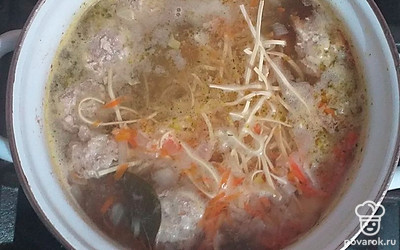 Выложить лапшу в кастрюлю к остальным продуктам. Посолить, добавить специи и лавровый лист.