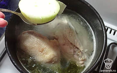 Сварить куриный бульон, добавив соль по вкусу и луковицу.