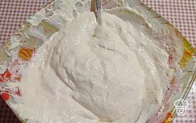 Вынуть луковицу и куриное мясо из бульона, картошку размять вилочкой для густоты супа. Из муки, яичка и сметаны замесить тесто, десертной ложечкой аккуратно набрать и выложить будущие галушки в кастрюльку с супом.