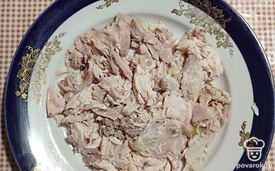 Дать галушкам распахнуть, а супу — закипеть, выключить плиту. Мясо освободить от косточек и выложить обратно в кастрюлю. 