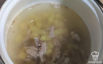 Отварите свинину с картошкой до готовности.