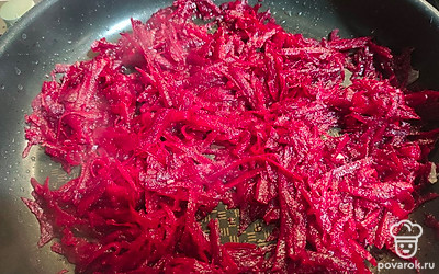 Лук, морковь и свеклу натрите на тёрке, обжарьте на сковороде до золотистого цвета.