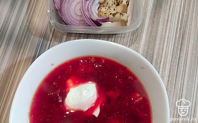 Подавайте с салом, чесноком, луком и сметаной.