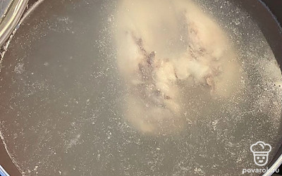 Варить грудку на медленном огне в течение 1 часа, выложить на тарелку. 