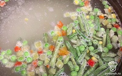 Засыпать мексиканскую овощную смесь и стручковую фасоль в бульон, варить 5 минут.