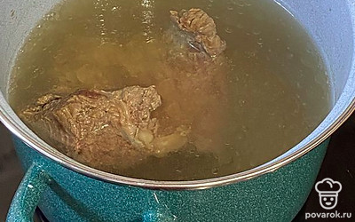Сварите бульон из говядины, 1 час варите мясо.