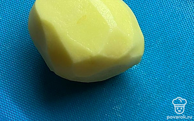 Почистите картошку.