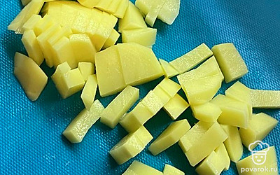 Порежьте картофель на кубики.