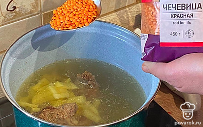 Добавьте чечевицу в суп.