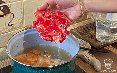 Добавьте порезанный помидор, у меня овощи мороженые.