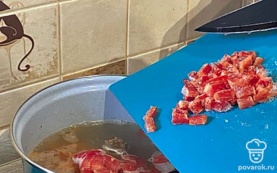 Добавьте порезанный красный сладкий перец.