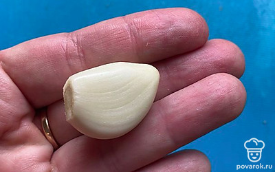 Почистите зубчик чеснока.