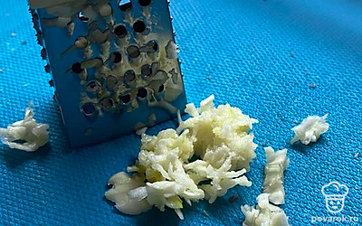 Потрите чеснок на терке.