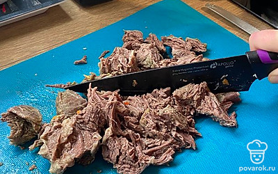 Достаньте говядину из бульона и порежьте на кусочки.