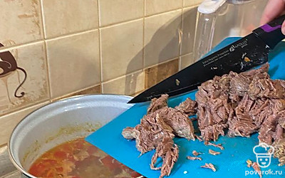 Добавьте мясо в суп.